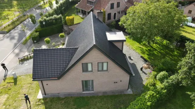 Hellend dak met antracietkleurige dakpannen