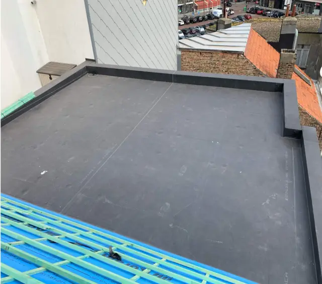 Plat dak met een nieuwe EPDM-dakbedekking
